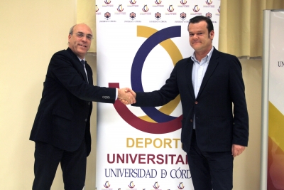 Fermín Cremades ( izq) y Miguel Gaona tras la firma del acuerdo