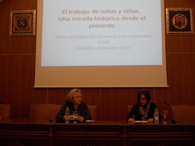 De izq. a der.: la profesora de Historia Económica de la UAB y conferenciante, Carmen Sarasúa y la directora de la Biblioteca Universitaria de Córdoba, Mª Carmen Liñan Maza, en un momento de la presentación.
