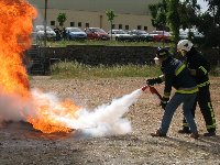 El personal de Rabanales aprende a extinguir incendios