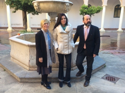 Mnica Garca, en el centro, junto al director de la Ctdra, Manuel Torres, y a la periodista Ana Alonso