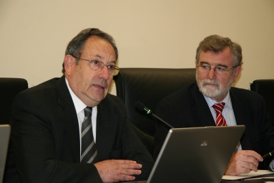 El rector de la Universidad de Concepción, Sergio Lavanchy, se dirige a los miembros del Consejo de Gobierno en el que se ha aprobado un convenio para recuperar las instalaciones científicas de la UDEC