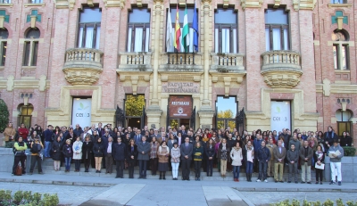 Autoridades académicas y personal del de la Universidad de Córdoba en la concentración celebrada en el Rectorado.