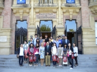 Los alumnos chinos ante la puerta del Rectorado