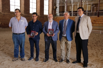 Foto de autoridades en las instalaciones de las Caballerizas Reales de Córdoba