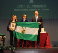 José Carlos Gómez Villamandos y María Rosal recogen el premio a la Unidad de Igualdad de manos de la consejera de Cultura de la Junta.