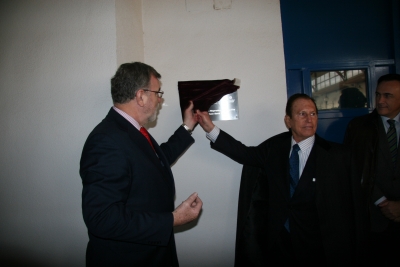 El rector y Sanz Parejo descubren la placa conmemorativa