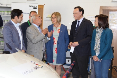 La consejera, el rector y la delegada del Gobierno en Crdoba conversan con participantes en el Andaluca Sklls que se est celebrando en Rabanales