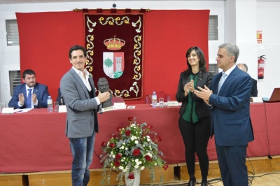 Carlos María Collantes recoge el premio de manos del alcalde del municipio pacense de Campanario