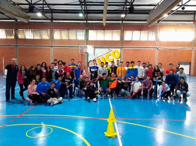 Foto de familia de participantes en el taller de floorball. 