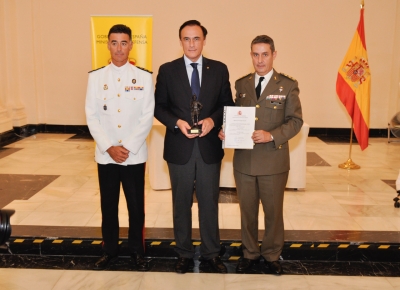 José Carlos Gómez Villamandos junto a autoridades en la entrega del premio