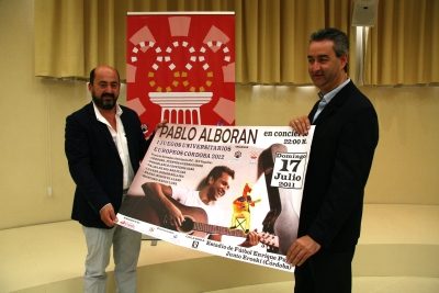 Manuel Torres y Antonio Caño posan con el cartel anunciador del concierto