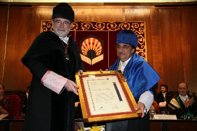 El ex-rector Eugenio Domínguez recibe la medalla de oro de la Universidad de Córdoba de manos del rector José Manuel Roldán Nogueras