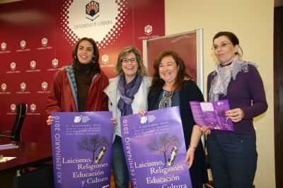 De izquierda a derecha, Lourdes y Rafaela Pastor, Soledad Pérez y Eva María Fernando posan con el cartel del Feminario