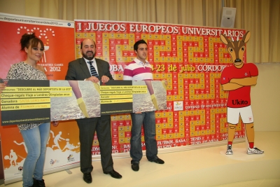   De izquierda a derecha: Sara Lpez Montes;Manuel Torres Aguilar, Vicerrector de Estudiantes y Cultura UCO; y Andrs Muoz Cuenca