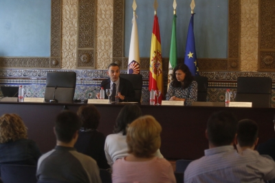 El vicerrector de Estudiantes, Alfonso Zamorano, en un momento de su intervención, acompañado por Mª José Priego