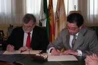 El rector, José Manuel Roldán, con el gerente Enterprise Energy, Francisco José Durán, en el momento de la firma del acuerdo