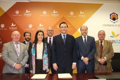 M Jess Almazor y Jos Carlos Gmez Villamando, junto a representantes de la Universidad y Telefnica, tras la firma del contrato