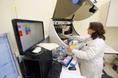 Una investigadora trabaja en las instalaciones de la Universidad de Córdoba