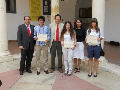  Los alumnos premiados junto a Carmen Prieto, Miguel Agudo y Fernando Fuentes 