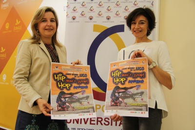 De izquierda a derecha, Rosario Mérida y Marta Domínguez, con el cartel de la actividad 