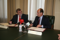 El rector, José Manuel Roldán, y el consejero de Medio Ambiente, José Juan Díaz, conversan durante el acto de firma del acuerdo