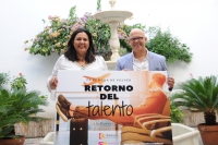 Dolores Amo y Rafael Linares posan con el carte del programa 'Retorno del Talento' 