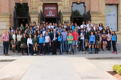 Alejandro Navarro con los estudiantes del IES Antonio Gala de Palma del Río y del Colegio Santa Victoria de Córdoba