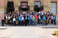 Alejandro Navarro con los estudiantes del IES Antonio Gala de Palma del Río y del Colegio Santa Victoria de Córdoba