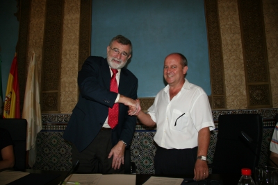 El rector, José Manuel Roldán y el secretario general  de FETE Córdoba, Manuel Gil, estrechan sus manos tras la firma del acuerdo.