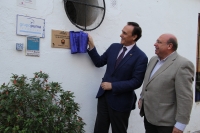 El rector descubre el azulejo que desde hoy expresa el apoyo de la UCO a los patios cordobeses