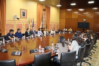 Un momento de la reunión mantenida en el Parlamento de Andalucía entre el alumnado del Laboratorio Jurídico sobre Desahucios de la UCO, el presidente Durán y representantes de todos los grupos parlamentarios