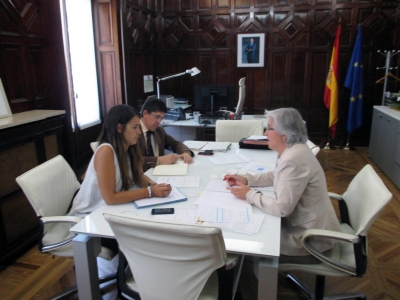 La responsable del grupo Aurora Rodríguez (dcha) explica el estudio a miembros de la Secretaría de Estado de Igualdad. 