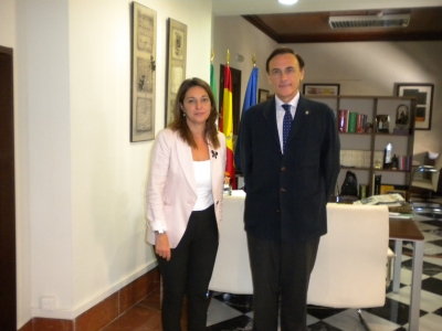La delegada del Gobierno, Isabel Ambrosio, y el rector de la UCO, José  Carlos Gómez Villamandos,  en la reunión.