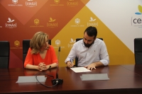 Rosario Mérida y Alberto Mayoral durante la firma del acuerdo en el Rectorado de la UCO.