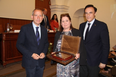 La viuda del profesor Rivera Crdenas recibe la placa de homenaje de manos del rector Jos Carlos Gmez Villamandos y el decano de la Facultad, Ricardo Crdoba de la Llave.