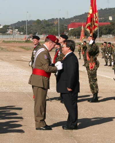 El rector recibe la medalla al mrito militar