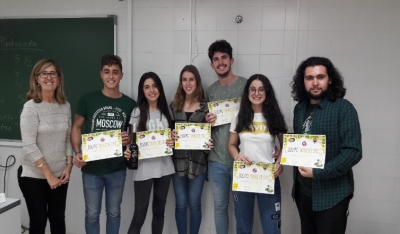 Ganadores del Concurso de Cata Ciega Nariz de Oro formados por alumnos de CYTA y Qumica, con la Profesora Lourdes Moyano