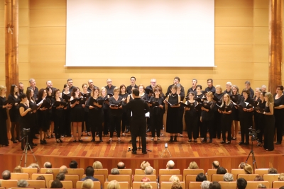 El coro Averroes, durante su actuación con motivo de la celebración del décimo aniversario de la agrupación.