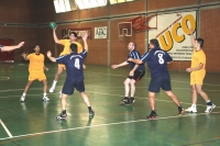 Un momento del partido de balonmano contra la Universidad de Almeria