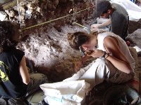 Corduba 08. Lucena. Los alumnos del curso de Arqueología aprenden las técnicas de excavación en la Cueva del Ángel