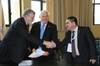 De izquierda a derecha, el rector de la UCO con Victor Manuel Villalobos y Mauricio Lastra 