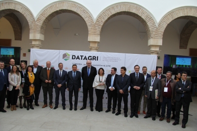 Foto de familia de autoridades y entidades organizadoras y colaboradoras de Datagri 2018