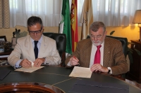 Salvador Fuentes y José Manuel Roldán, durante la firma del convenio.