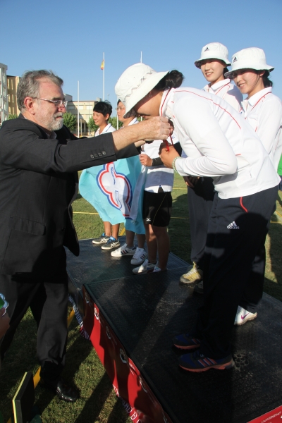 El rector entrega la medalla de oro al equipo femenino de Corea en la modalidad de arco recurvo