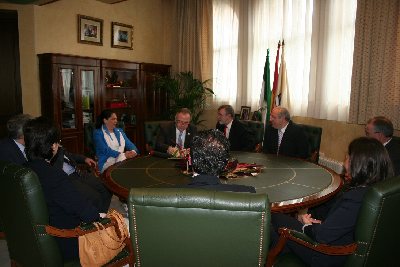 Una delegación del Ayuntamiento de Santiago visita el Rectorado