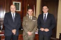 De izquierda a derecha, Antonio Cubero, el coronel Laquidáin y el rector, José Carlos Gómez Villamandos.
