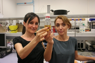 Pilar Dorado y Sara Pinzi, en su laboratorio