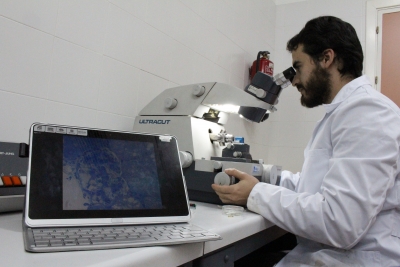 Un investigador de la UCO en su laboratorio