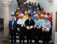 Foto de familia de autoridades académicas y nuevos doctores al término del acto