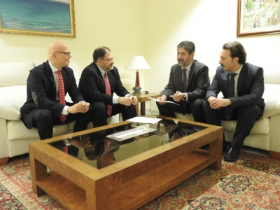 Responsables de Fundecor y la Fundación Cajasur conversan tras la firma del acuerdo